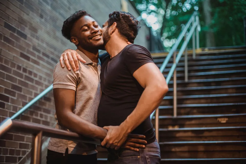 Chat gratuit vs show privé gay : lequel choisir ?